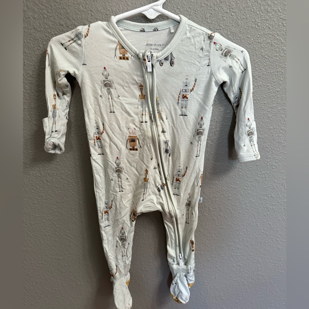 Posh Peanut Footie
Size 0-3 month